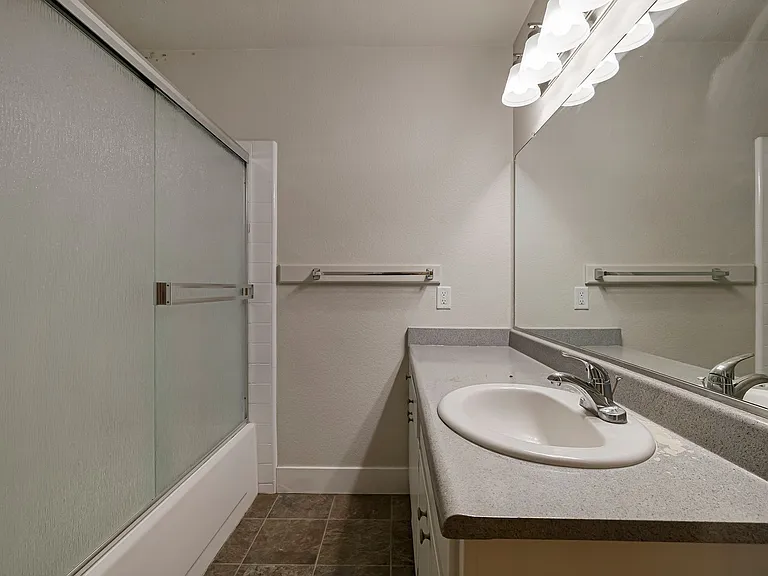 435 Maple St — Photo 15