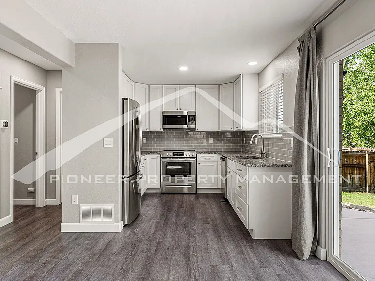 2649 Fernwood Pl — Photo 4