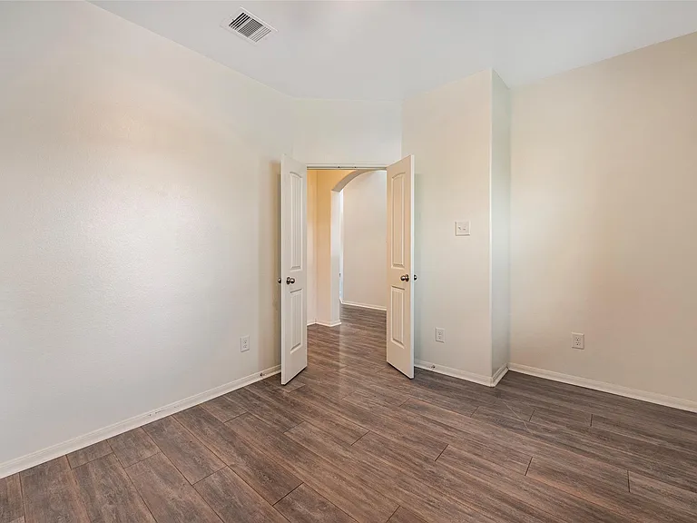 106 Crown Point Ct — Photo 3