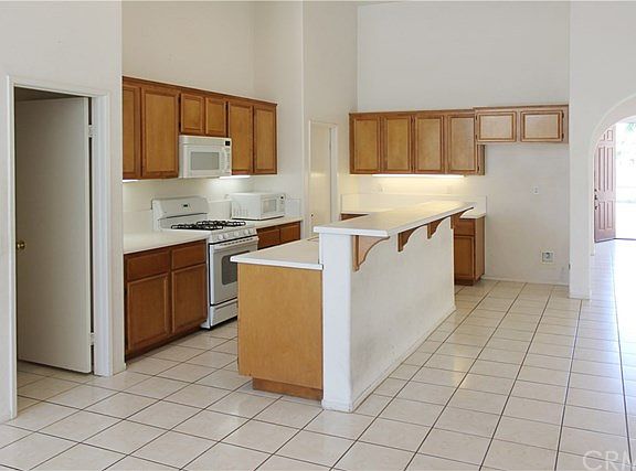 5th image of 27186 Augusta Ave