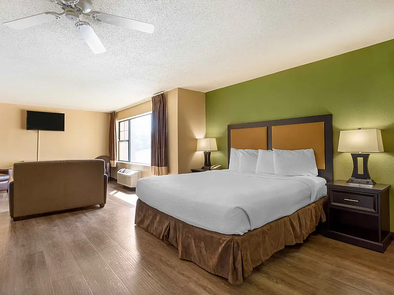 Deluxe Studio - 1 King Bed