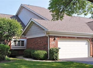 2072 Charter Point Dr, Arlington Heights, IL 60004