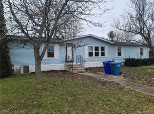 309 Applewood Dr, Lockport, NY 14094