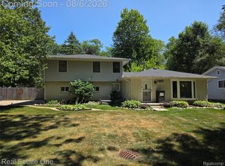 3239 Fox Blvd, Commerce Township, MI 48382