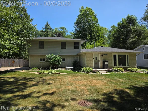3239 Fox Blvd, Commerce Township, MI 48382