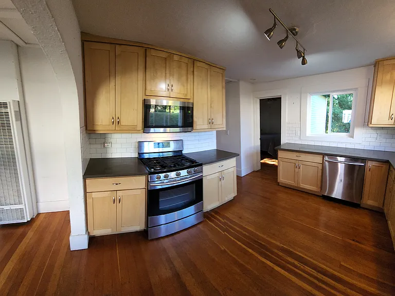 316 E Foothill Blvd — Photo 47