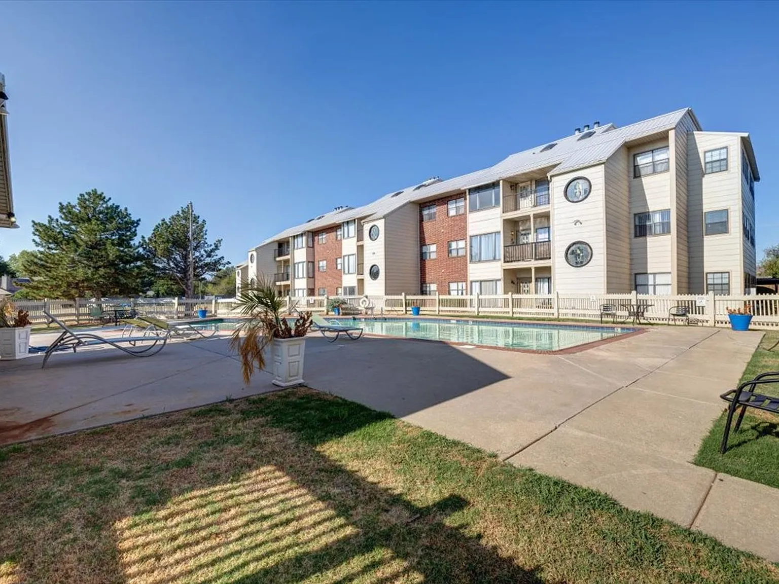 Eagle Crest Apartments — Photo 3