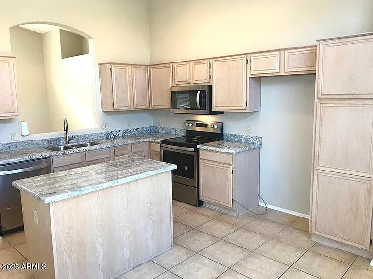 7427 W Crest Ln — Photo 2