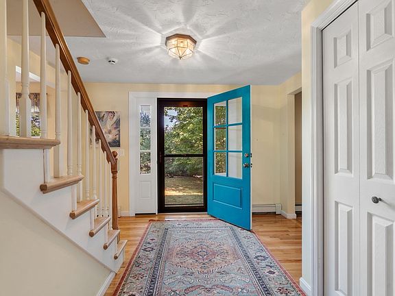 3rd image of 8 Bush Rd