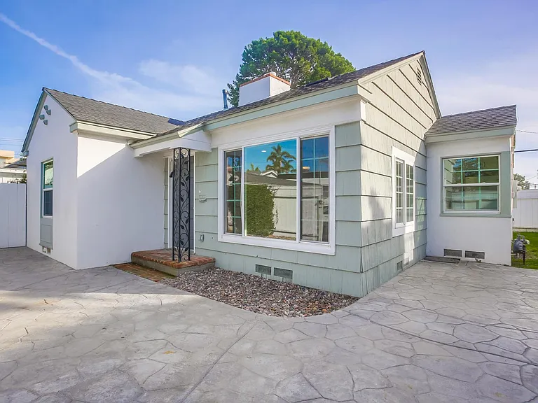 Adorable beach cottage in Wind n Sea La Jolla.