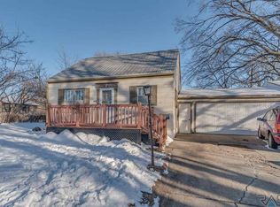920 E 4th St, Canton, SD 57013