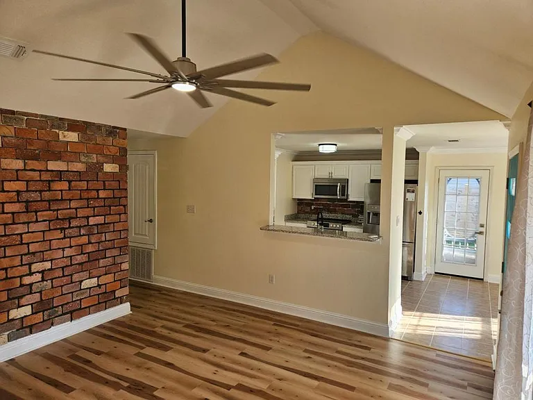 303 Twin Lakes Blvd — Photo 9