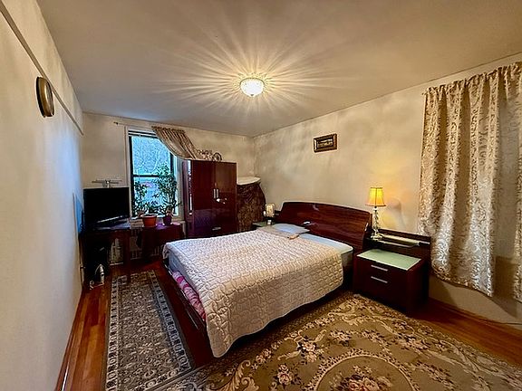 3rd image of 711 Montauk Ct APT 2A