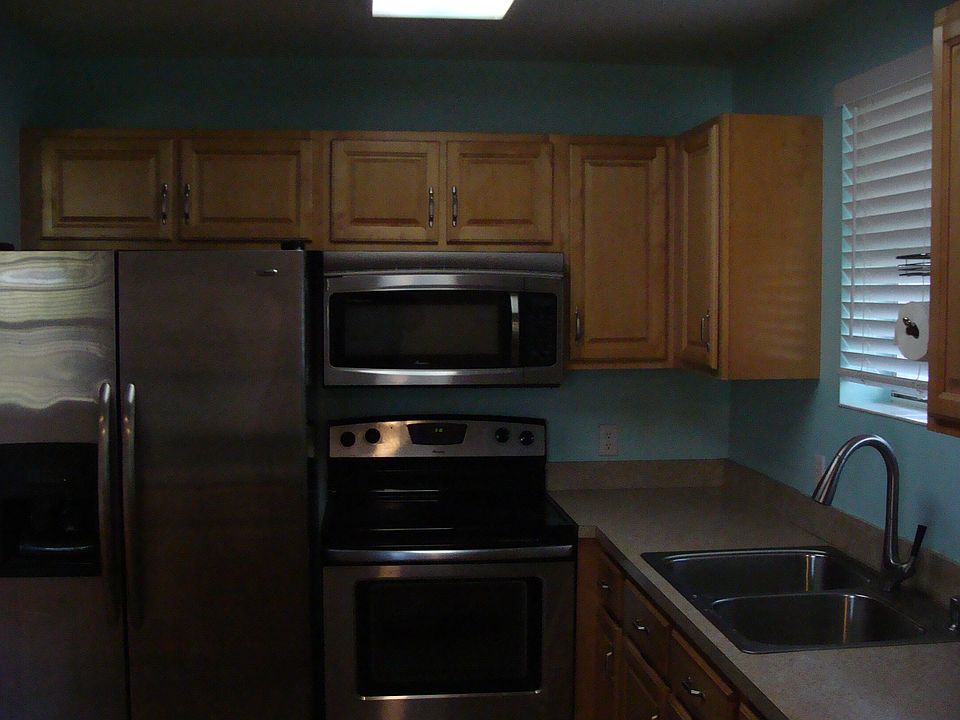 Into kitchen thru the passthru