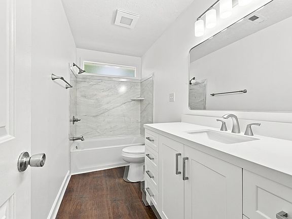 3rd image of 1057 Courtyard Dr.