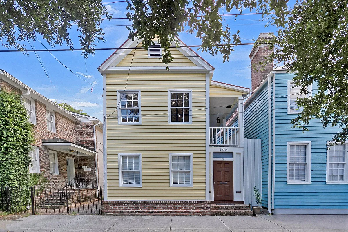 Building Photo - 128 Logan St #B