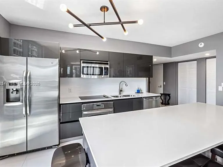 31 SE 6th St #2101 — Photo 5