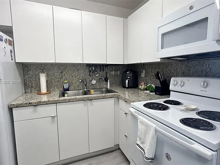 2899 Collins Ave #450 — Photo 7