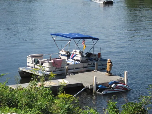 66 Edgelake Dr, Sandy Hook, CT 06482