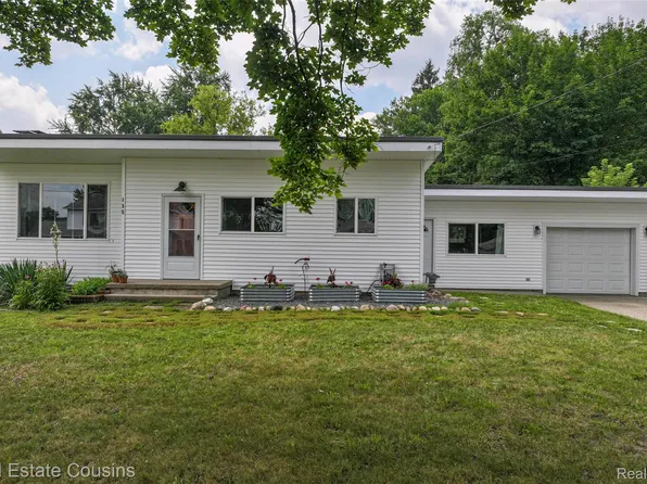 135 Bevin Dr, Holly, MI 48442