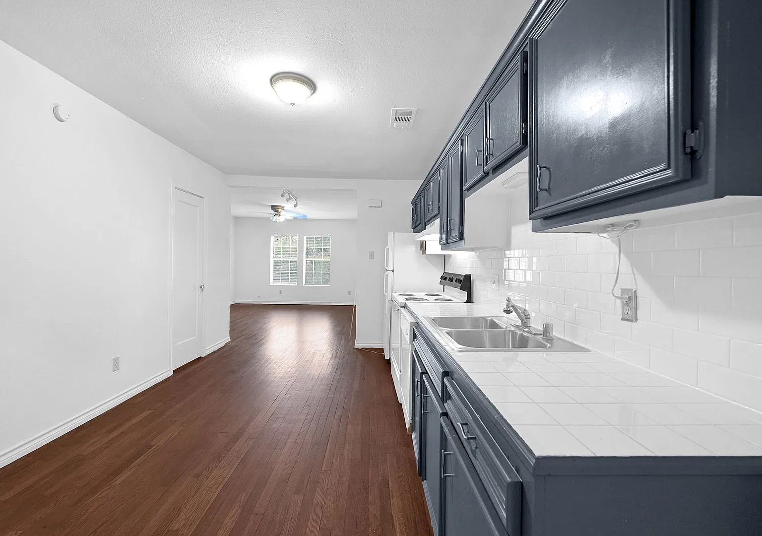 Perfect 2 Bed 1 Bath Home in Houston's Vibrant Hub! — Photo 4