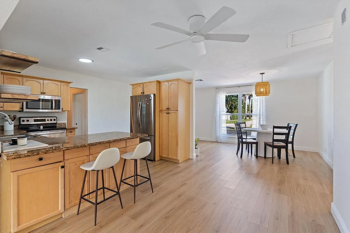 3 bed, 2.0 bath, 1496 sqft, $4,900 — Photo 2