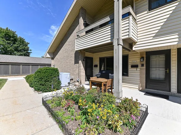 1611 South Carriage LANE, New Berlin, WI 53151