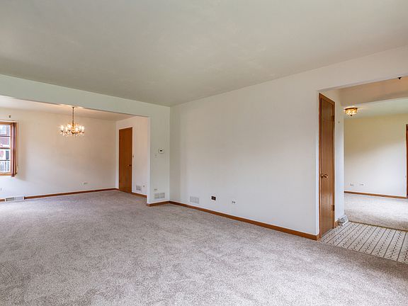 3rd image of 1520 W Russell Ct