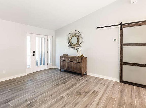 4th image of 593 Somerset Ct