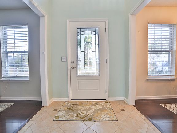 4th image of 302 Erinshire Ct