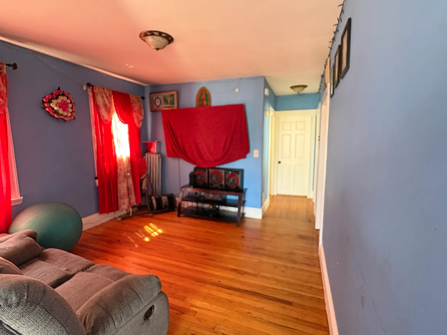 3 bed, 900 sqft, $2,500 — Photo 2