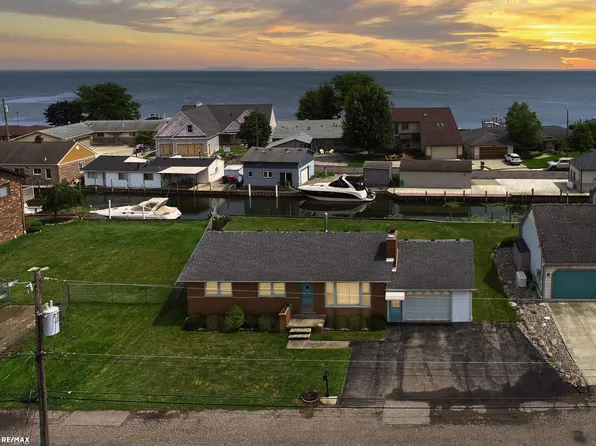 46870 Roselane Dr, New Baltimore, MI 48047