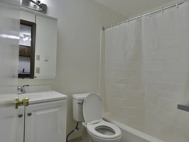 40 Rhodes Ave — Photo 3