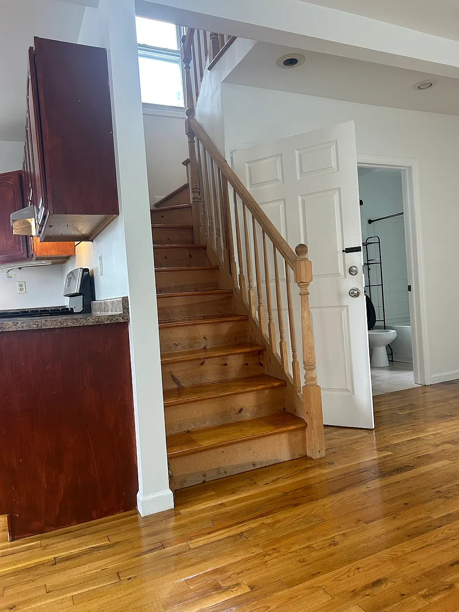 Building Photo - 34 Clinton St #2