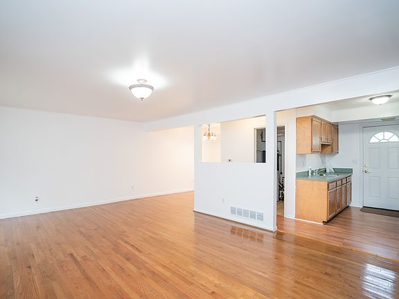 4th image of 23060 Berdeno Ave