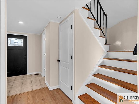 3rd image of 102 Avonridge Rd
