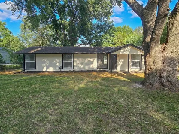 607 Hamblen Rd, Greenwood, MO 64034