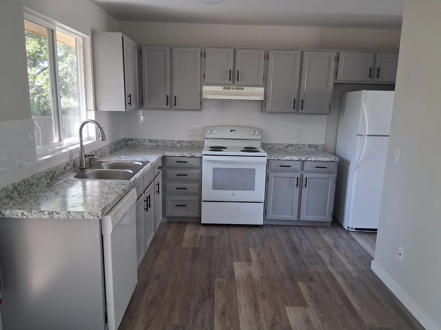 3 bed, 1176 sqft, $2,100 — Photo 2