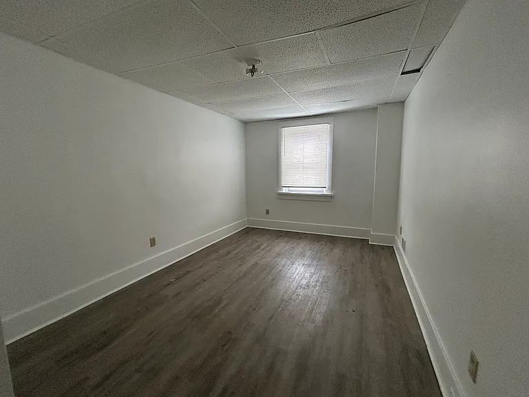 19 Singer Ave — Photo 4