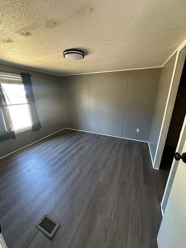 3 bed, 1.5 bath, 1000 sqft, $1,000 — Photo 2