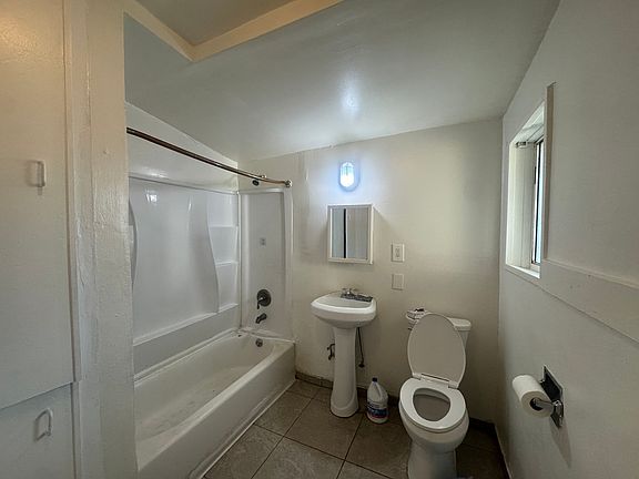 5th image of 3239 Eckhart Ave