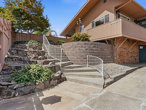 4th image of 2624 Grandview Dr