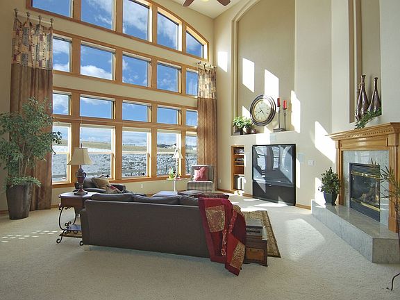 Ssunny southern exposure backing to acres of open space* Mitsubishi 60 inch TV