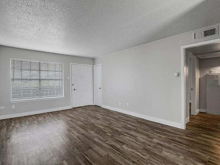 The Flats on Handley — Photo 37