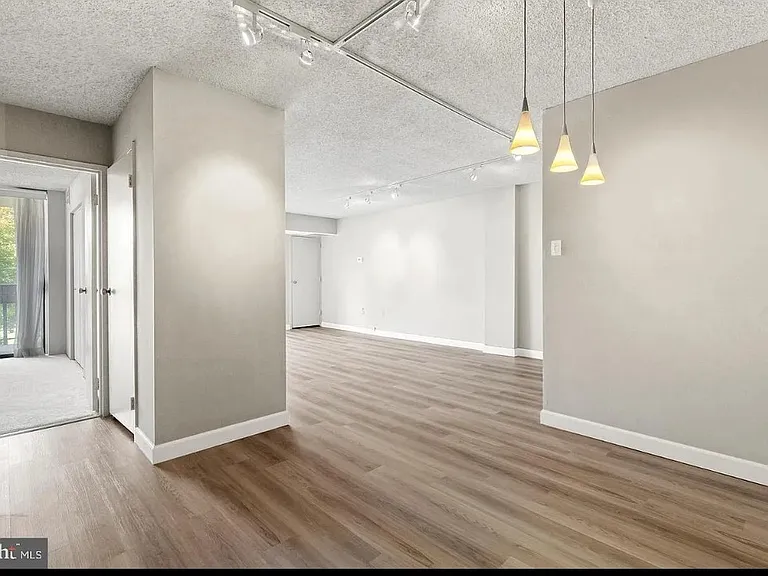 5300 Holmes Run Pkwy #319 — Photo 8