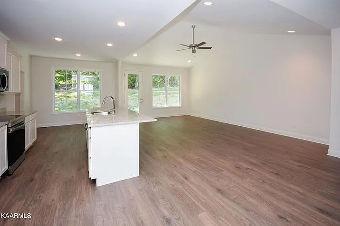 5 bed, 2.0 bath, 1895 sqft, $3,000 — Photo 3
