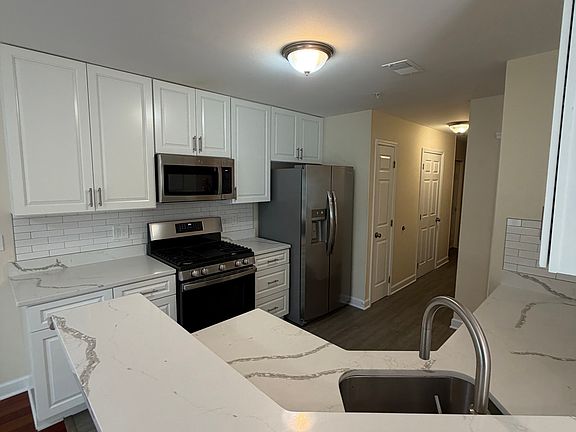 3rd image of 604 Knollwood Ct #604