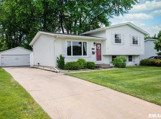 1873 Queens Dr, Bettendorf, IA