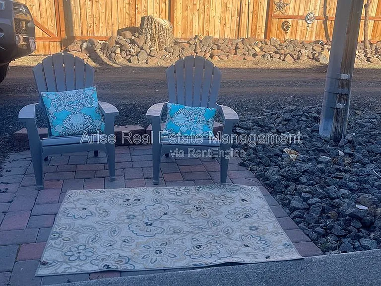 130 SW Canyon Dr #4 — Photo 11