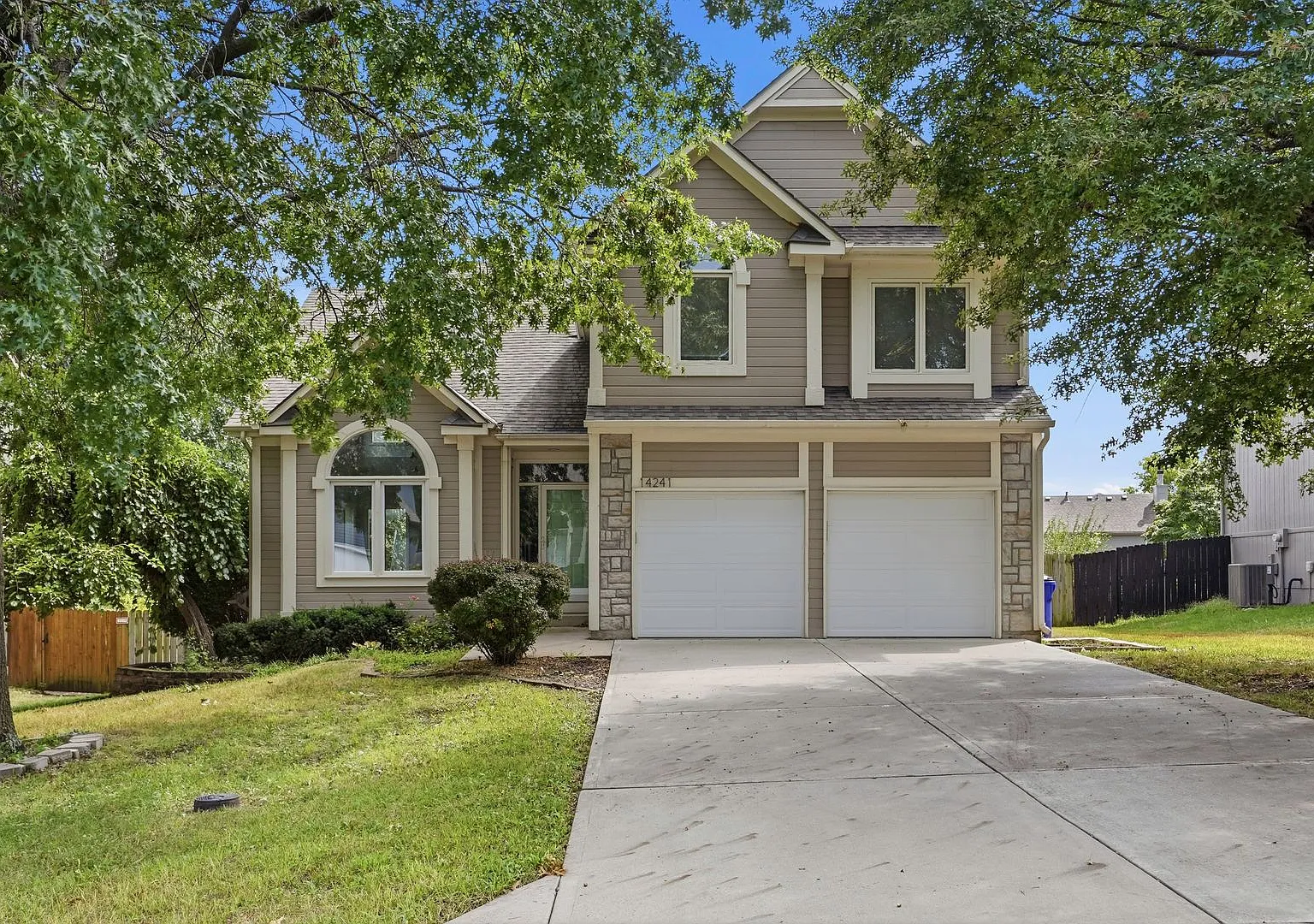 Spacious 4-Bedroom Home in Olathe's Eastbrooke Neighborhood — Photo 1